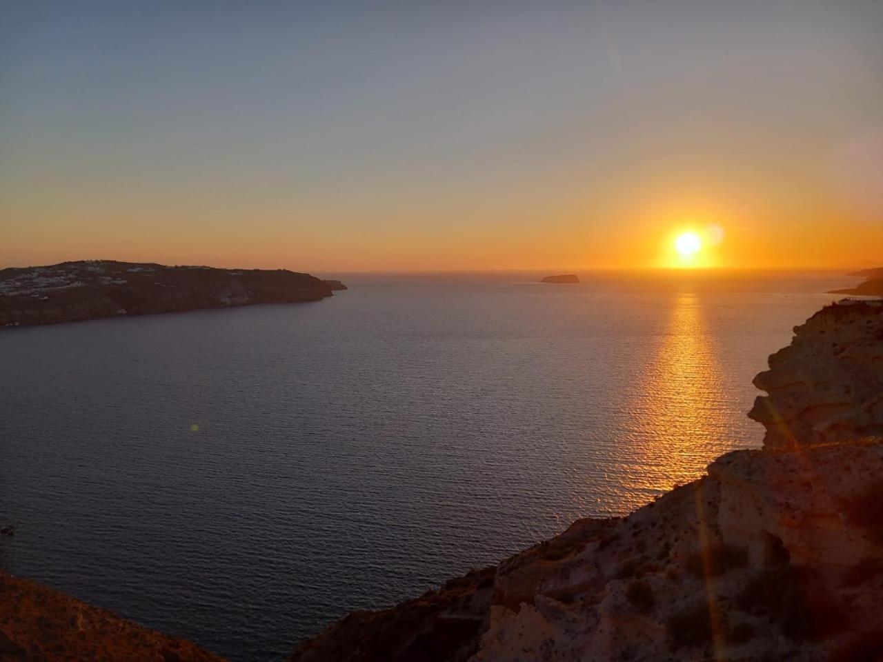 Daire Vivian's Megalochori (Santorini)